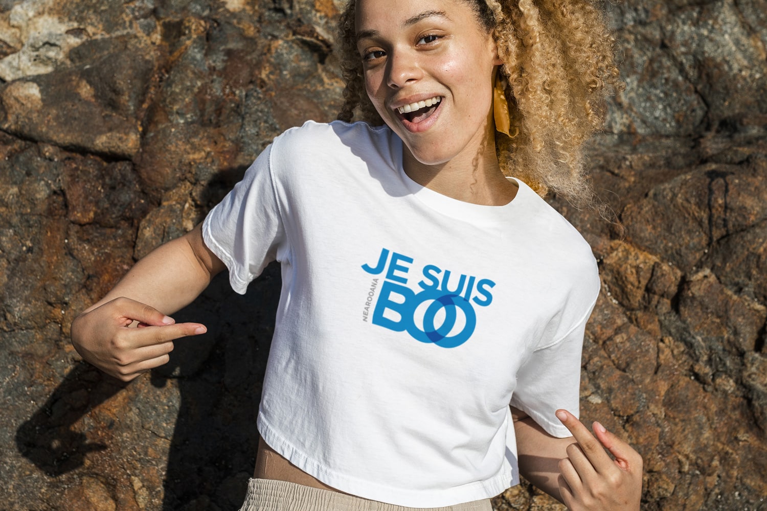 Les vêtements décontractés pour femmes avec ce t-shirt crop top pour femme "JE SUIS BOO"